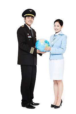 포토 JPG 스튜디오촬영 전신 직업 여자 남자 포즈 유니폼 실내 서기 웃음 들기 누끼 사람 동양인 20대 성인 두명 세계 글로벌 지구본 한국인 작업실 전문직 파일럿 승무원 기장 청년만 성인만 국내포토 옷 모션 표정 인종 청년 내부 파일형식