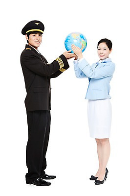 포토 JPG 스튜디오촬영 전신 직업 여자 남자 포즈 유니폼 실내 서기 웃음 들기 누끼 사람 동양인 20대 성인 두명 세계 글로벌 지구본 한국인 작업실 전문직 파일럿 승무원 기장 청년만 성인만 국내포토 옷 모션 표정 인종 청년 내부 파일형식