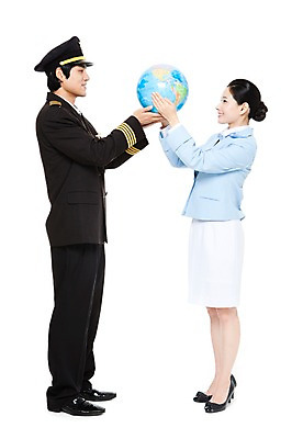 포토 JPG 스튜디오촬영 전신 직업 여자 남자 포즈 유니폼 실내 서기 웃음 들기 누끼 사람 동양인 20대 성인 두명 세계 글로벌 지구본 한국인 작업실 전문직 파일럿 승무원 기장 청년만 성인만 국내포토 옷 모션 표정 인종 청년 내부 파일형식