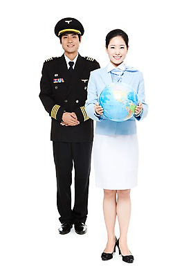 포토 JPG 스튜디오촬영 전신 직업 여자 남자 포즈 유니폼 실내 서기 웃음 들기 누끼 사람 동양인 20대 성인 두명 세계 글로벌 지구본 한국인 작업실 전문직 파일럿 승무원 기장 청년만 성인만 국내포토 옷 모션 표정 인종 청년 내부 파일형식