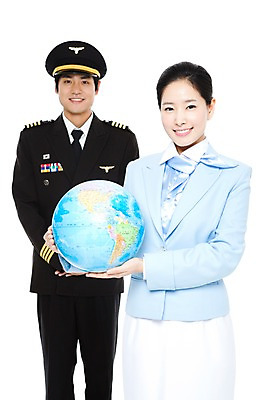 포토 JPG 스튜디오촬영 직업 여자 남자 포즈 유니폼 실내 서기 웃음 들기 누끼 사람 동양인 상반신 20대 성인 두명 세계 글로벌 지구본 한국인 작업실 전문직 파일럿 승무원 기장 청년만 성인만 국내포토 옷 모션 표정 인종 청년 내부 파일형식