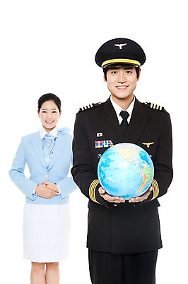 포토 JPG 스튜디오촬영 직업 여자 남자 포즈 유니폼 실내 서기 웃음 들기 누끼 사람 동양인 상반신 20대 성인 두명 세계 글로벌 지구본 한국인 작업실 전문직 파일럿 승무원 기장 청년만 성인만 국내포토 옷 모션 표정 인종 청년 내부 파일형식