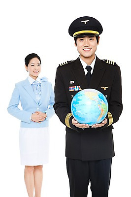 포토 JPG 스튜디오촬영 직업 여자 남자 포즈 유니폼 실내 서기 웃음 들기 누끼 사람 동양인 상반신 20대 성인 두명 세계 글로벌 지구본 한국인 작업실 전문직 파일럿 승무원 기장 청년만 성인만 국내포토 옷 모션 표정 인종 청년 내부 파일형식