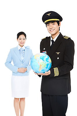 포토 JPG 스튜디오촬영 전신 직업 여자 남자 포즈 유니폼 실내 서기 웃음 들기 누끼 사람 동양인 상반신 20대 성인 두명 세계 글로벌 지구본 한국인 작업실 전문직 파일럿 승무원 기장 청년만 성인만 국내포토 옷 모션 표정 인종 청년 내부 파일형식