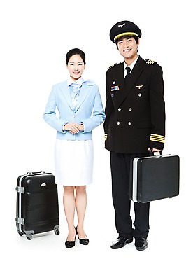 포토 JPG 스튜디오촬영 전신 직업 여자 남자 포즈 유니폼 서류가방 가방 실내 서기 웃음 들기 누끼 사람 동양인 20대 성인 두명 캐리어 여행가방 한국인 작업실 전문직 파일럿 승무원 기장 청년만 성인만 국내포토 잡화 옷 모션 표정 인종 청년 내부 파일형식