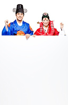 포토 JPG 스튜디오촬영 한국문화 한국전통 전통 여자 남자 행복 문화 신부 포즈 신랑 결혼 모션 안내 한국 알림판 실내 서기 미소 웃음 들기 누끼 사람 동양인 상반신 20대 성인 두명 파이팅 기쁨 한국인 전통의상 한복 알림 즐거움 전통혼례 족두리 혼례복 청년만 성인만 국내포토 동양문화 감정 아시아 전통소품 표정 인종 이벤트 청년 내부 전통의례 파일형식