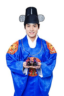 포토 JPG 스튜디오촬영 한국문화 한국전통 전통 남자 행복 문화 포즈 신랑 결혼 모션 전통소품 한국 실내 한명 서기 미소 웃음 들기 누끼 사람 동양인 상반신 20대 성인 기쁨 한국인 전통의상 한복 즐거움 오브젝트 전통혼례 혼례복 남자만 남자한명만 성인남자만 청년만 청년남자만 청년남자한명만 성인한명만 성인남자한명만 성인만 국내포토 1 동양문화 감정 아시아 표정 인종 이벤트 청년 내부 전통의례 파일형식