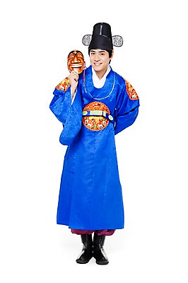 포토 JPG 스튜디오촬영 전신 한국문화 한국전통 전통 남자 행복 문화 포즈 신랑 결혼 전통소품 한국 실내 한명 서기 웃음 들기 누끼 사람 동양인 20대 성인 기쁨 한국인 전통의상 한복 오브젝트 전통혼례 탈 혼례복 남자만 남자한명만 성인남자만 청년만 청년남자만 청년남자한명만 성인한명만 성인남자한명만 성인만 국내포토 1 동양문화 감정 아시아 모션 표정 가면 인종 이벤트 청년 내부 전통의례 파일형식