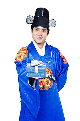 포토 JPG 스튜디오촬영 한국문화 한국전통 전통 남자 행복 문화 포즈 신랑 결혼 모션 한국 실내 선물 한명 서기 미소 웃음 들기 누끼 사람 동양인 상반신 20대 성인 선물상자 상자 기쁨 한국인 전통의상 한복 즐거움 전통혼례 혼례복 남자만 남자한명만 성인남자만 청년만 청년남자만 청년남자한명만 성인한명만 성인남자한명만 성인만 국내포토 1 동양문화 감정 아시아 표정 인종 이벤트 청년 내부 전통의례 파일형식