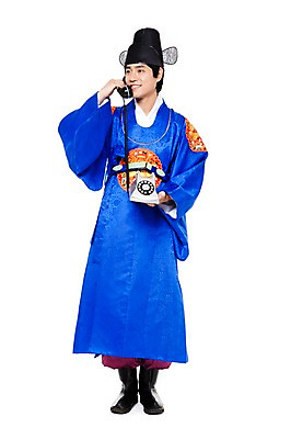 포토 JPG 스튜디오촬영 전신 한국문화 한국전통 전통 남자 행복 문화 포즈 신랑 결혼 한국 실내 한명 서기 웃음 들기 누끼 사람 동양인 20대 성인 기쁨 한국인 전통의상 한복 전화기 전통혼례 상담 텔레마케팅 통화 혼례복 남자만 남자한명만 성인남자만 청년만 청년남자만 청년남자한명만 성인한명만 성인남자한명만 성인만 국내포토 1 동양문화 감정 아시아 모션 표정 인종 이벤트 청년 내부 서비스업 전통의례 파일형식