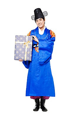 포토 JPG 스튜디오촬영 전신 한국문화 한국전통 전통 남자 행복 문화 포즈 신랑 결혼 모션 한국 실내 선물 한명 서기 미소 웃음 들기 누끼 사람 동양인 20대 성인 선물상자 상자 기쁨 한국인 전통의상 한복 즐거움 전통혼례 혼례복 남자만 남자한명만 성인남자만 청년만 청년남자만 청년남자한명만 성인한명만 성인남자한명만 성인만 국내포토 1 동양문화 감정 아시아 표정 인종 이벤트 청년 내부 전통의례 파일형식