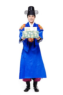 포토 JPG 스튜디오촬영 전신 한국문화 한국전통 전통 남자 행복 문화 포즈 신랑 결혼 모션 한국 실내 선물 한명 서기 미소 웃음 들기 누끼 사람 동양인 20대 성인 선물상자 상자 기쁨 한국인 전통의상 한복 즐거움 전통혼례 혼례복 남자만 남자한명만 성인남자만 청년만 청년남자만 청년남자한명만 성인한명만 성인남자한명만 성인만 국내포토 1 동양문화 감정 아시아 표정 인종 이벤트 청년 내부 전통의례 파일형식