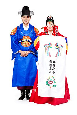 포토 JPG 스튜디오촬영 전신 한국문화 한국전통 전통 여자 남자 행복 문화 신부 포즈 신랑 결혼 모션 한국 실내 서기 미소 웃음 누끼 사람 동양인 20대 성인 두명 기쁨 한국인 전통의상 한복 즐거움 전통혼례 족두리 혼례복 청년만 성인만 국내포토 동양문화 감정 아시아 전통소품 표정 인종 이벤트 청년 내부 전통의례 파일형식