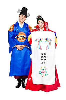 포토 JPG 스튜디오촬영 전신 한국문화 한국전통 전통 여자 남자 행복 문화 신부 포즈 신랑 결혼 모션 한국 실내 서기 미소 웃음 누끼 사람 동양인 20대 성인 두명 기쁨 한국인 전통의상 한복 즐거움 전통혼례 족두리 혼례복 청년만 성인만 국내포토 동양문화 감정 아시아 전통소품 표정 인종 이벤트 청년 내부 전통의례 파일형식