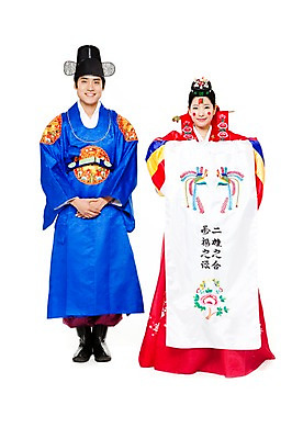 포토 JPG 스튜디오촬영 전신 한국문화 한국전통 전통 여자 남자 행복 문화 신부 포즈 신랑 결혼 모션 한국 실내 서기 미소 웃음 누끼 사람 동양인 20대 성인 두명 기쁨 한국인 전통의상 한복 즐거움 전통혼례 족두리 혼례복 청년만 성인만 국내포토 동양문화 감정 아시아 전통소품 표정 인종 이벤트 청년 내부 전통의례 파일형식