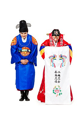 포토 JPG 스튜디오촬영 전신 한국문화 한국전통 전통 여자 남자 행복 문화 신부 포즈 신랑 결혼 모션 한국 실내 서기 미소 웃음 누끼 사람 동양인 20대 성인 두명 기쁨 한국인 인사 절 전통의상 한복 즐거움 전통혼례 족두리 혼례복 청년만 성인만 국내포토 동양문화 감정 아시아 전통소품 표정 인종 이벤트 청년 내부 예절 전통의례 파일형식