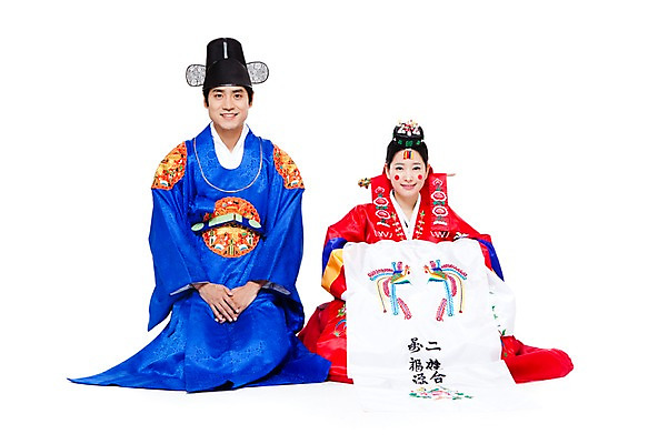 포토 JPG 스튜디오촬영 전신 한국문화 한국전통 전통 여자 남자 행복 문화 신부 포즈 신랑 결혼 모션 한국 실내 미소 웃음 누끼 사람 앉기 동양인 20대 성인 두명 기쁨 한국인 인사 절 전통의상 한복 즐거움 전통혼례 족두리 혼례복 청년만 성인만 국내포토 동양문화 감정 아시아 전통소품 표정 인종 이벤트 청년 내부 예절 전통의례 파일형식