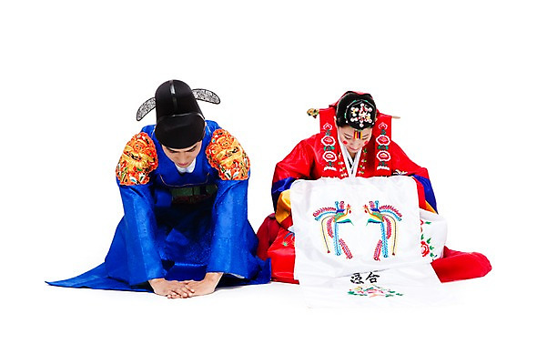 포토 JPG 스튜디오촬영 전신 한국문화 한국전통 전통 여자 남자 행복 문화 신부 포즈 신랑 결혼 모션 한국 실내 미소 웃음 누끼 사람 앉기 동양인 20대 성인 두명 기쁨 한국인 인사 절 전통의상 한복 즐거움 전통혼례 족두리 혼례복 청년만 성인만 국내포토 동양문화 감정 아시아 전통소품 표정 인종 이벤트 청년 내부 예절 전통의례 파일형식