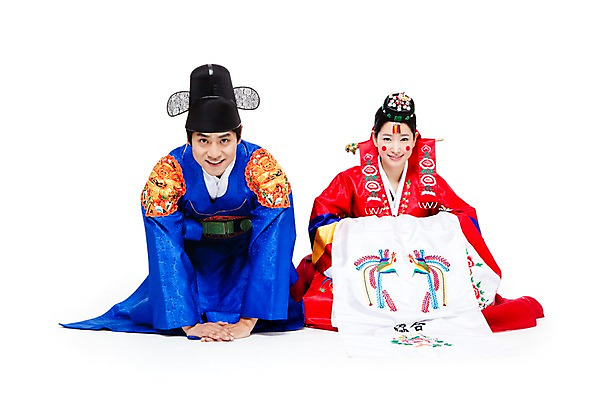 포토 JPG 스튜디오촬영 전신 한국문화 한국전통 전통 여자 남자 행복 문화 신부 포즈 신랑 결혼 모션 한국 실내 미소 웃음 누끼 사람 앉기 동양인 20대 성인 두명 기쁨 한국인 인사 절 전통의상 한복 즐거움 전통혼례 족두리 혼례복 청년만 성인만 국내포토 동양문화 감정 아시아 전통소품 표정 인종 이벤트 청년 내부 예절 전통의례 파일형식