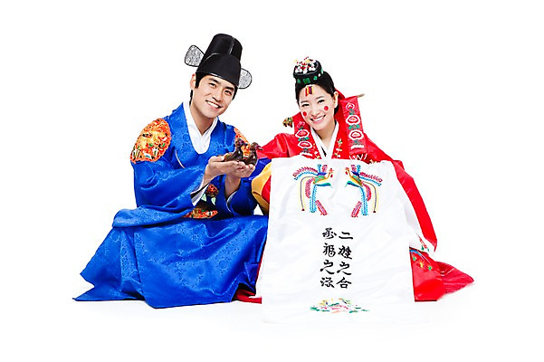 포토 JPG 스튜디오촬영 전신 한국문화 한국전통 전통 여자 남자 행복 문화 신부 포즈 신랑 결혼 모션 전통소품 한국 실내 미소 웃음 누끼 사람 앉기 동양인 20대 성인 두명 기쁨 한국인 전통의상 한복 즐거움 오브젝트 전통혼례 족두리 혼례복 청년만 성인만 국내포토 동양문화 감정 아시아 표정 인종 이벤트 청년 내부 전통의례 파일형식