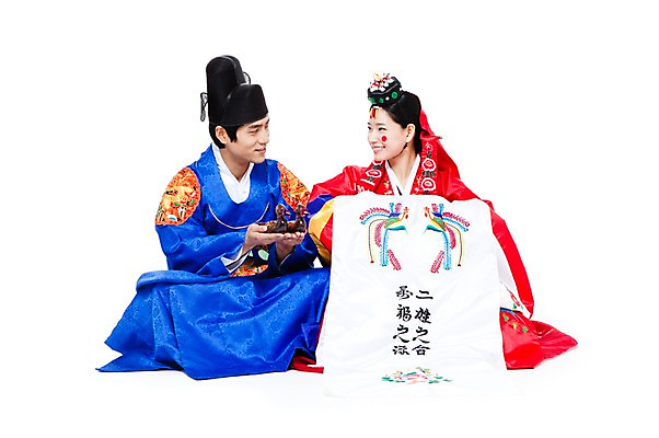 포토 JPG 스튜디오촬영 전신 한국문화 한국전통 전통 여자 남자 행복 문화 신부 포즈 신랑 결혼 모션 전통소품 한국 실내 미소 웃음 누끼 사람 앉기 동양인 20대 성인 두명 기쁨 한국인 전통의상 한복 즐거움 오브젝트 전통혼례 족두리 혼례복 청년만 성인만 국내포토 동양문화 감정 아시아 표정 인종 이벤트 청년 내부 전통의례 파일형식