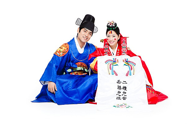 포토 JPG 스튜디오촬영 전신 한국문화 한국전통 전통 여자 남자 행복 문화 신부 포즈 신랑 결혼 모션 한국 실내 미소 웃음 누끼 사람 앉기 동양인 20대 성인 두명 기쁨 한국인 전통의상 한복 즐거움 전통혼례 족두리 혼례복 청년만 성인만 국내포토 동양문화 감정 아시아 전통소품 표정 인종 이벤트 청년 내부 전통의례 파일형식