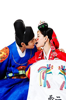 포토 JPG 스튜디오촬영 한국문화 한국전통 전통 여자 남자 행복 문화 신부 포즈 신랑 결혼 모션 한국 실내 미소 웃음 누끼 사람 앉기 동양인 상반신 20대 성인 두명 기쁨 한국인 전통의상 한복 즐거움 전통혼례 족두리 혼례복 청년만 성인만 국내포토 동양문화 감정 아시아 전통소품 표정 인종 이벤트 청년 내부 전통의례 파일형식