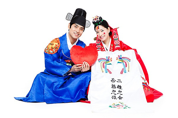 포토 JPG 스튜디오촬영 전신 한국문화 한국전통 전통 여자 남자 행복 문화 신부 포즈 신랑 결혼 쿠션 모션 한국 실내 미소 웃음 누끼 사람 앉기 동양인 20대 성인 두명 기쁨 한국인 하트 전통의상 한복 즐거움 전통혼례 하트쿠션 족두리 혼례복 청년만 성인만 국내포토 모양 동양문화 감정 아시아 전통소품 표정 인종 이벤트 청년 내부 전통의례 파일형식