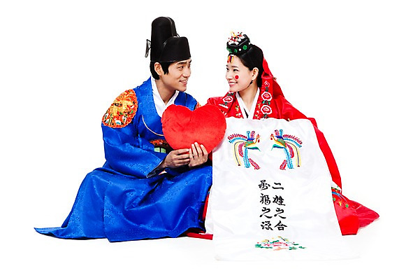 포토 JPG 스튜디오촬영 전신 한국문화 한국전통 전통 응시 여자 남자 행복 문화 신부 포즈 신랑 결혼 쿠션 모션 한국 실내 미소 웃음 누끼 사람 앉기 동양인 20대 성인 두명 마주보기 기쁨 한국인 하트 전통의상 한복 즐거움 전통혼례 하트쿠션 족두리 혼례복 청년만 성인만 국내포토 모양 동양문화 시선 감정 아시아 전통소품 표정 인종 이벤트 청년 내부 전통의례 파일형식