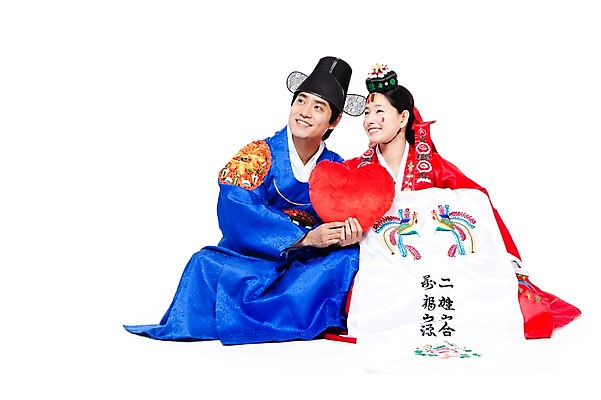 포토 JPG 스튜디오촬영 전신 한국문화 한국전통 전통 응시 여자 남자 행복 문화 신부 포즈 신랑 결혼 쿠션 모션 한국 실내 미소 웃음 누끼 사람 앉기 동양인 20대 성인 두명 기쁨 한국인 하트 전통의상 한복 즐거움 전통혼례 하트쿠션 족두리 혼례복 청년만 성인만 국내포토 모양 동양문화 시선 감정 아시아 전통소품 표정 인종 이벤트 청년 내부 전통의례 파일형식