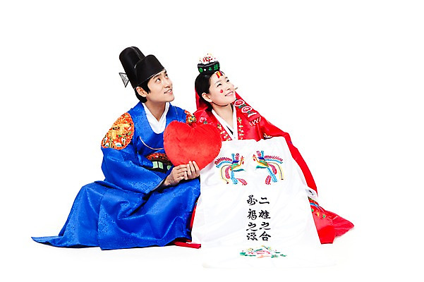 포토 JPG 스튜디오촬영 전신 한국문화 한국전통 전통 응시 여자 남자 행복 문화 신부 포즈 신랑 결혼 쿠션 모션 한국 실내 미소 웃음 누끼 사람 앉기 동양인 20대 성인 두명 기쁨 한국인 하트 전통의상 한복 즐거움 전통혼례 하트쿠션 족두리 혼례복 청년만 성인만 국내포토 모양 동양문화 시선 감정 아시아 전통소품 표정 인종 이벤트 청년 내부 전통의례 파일형식