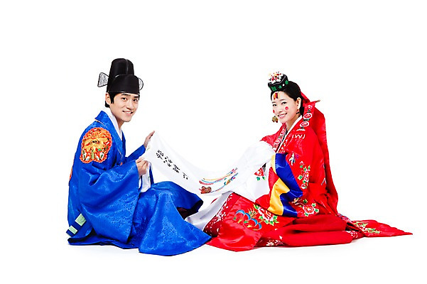 포토 JPG 스튜디오촬영 전신 한국문화 한국전통 전통 여자 남자 행복 문화 신부 포즈 신랑 결혼 모션 한국 실내 미소 웃음 누끼 사람 앉기 동양인 20대 성인 두명 기쁨 한국인 전통의상 한복 즐거움 전통혼례 족두리 혼례복 마주앉기 청년만 성인만 국내포토 동양문화 감정 아시아 전통소품 표정 인종 이벤트 청년 내부 전통의례 파일형식