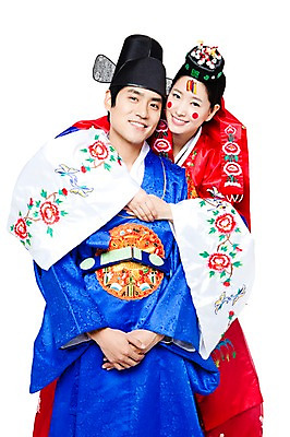 포토 JPG 스튜디오촬영 한국문화 한국전통 전통 여자 남자 행복 문화 신부 포즈 신랑 결혼 안기 모션 한국 실내 서기 미소 웃음 누끼 사람 동양인 상반신 20대 성인 두명 기쁨 한국인 전통의상 한복 즐거움 전통혼례 족두리 혼례복 청년만 성인만 국내포토 동양문화 감정 아시아 전통소품 표정 인종 이벤트 청년 내부 전통의례 파일형식