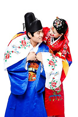 포토 JPG 스튜디오촬영 한국문화 한국전통 전통 여자 남자 행복 문화 신부 포즈 신랑 결혼 안기 모션 한국 실내 서기 미소 웃음 누끼 사람 동양인 상반신 20대 성인 두명 마주보기 기쁨 한국인 전통의상 한복 즐거움 전통혼례 족두리 혼례복 청년만 성인만 국내포토 동양문화 감정 아시아 전통소품 표정 인종 이벤트 청년 내부 전통의례 파일형식