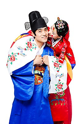 포토 JPG 스튜디오촬영 한국문화 한국전통 전통 여자 남자 행복 문화 신부 포즈 신랑 결혼 안기 모션 키스 한국 실내 서기 미소 웃음 누끼 사람 동양인 상반신 20대 성인 두명 기쁨 한국인 전통의상 한복 즐거움 전통혼례 족두리 혼례복 청년만 성인만 국내포토 동양문화 감정 아시아 전통소품 표정 인종 이벤트 청년 내부 전통의례 애정표현 파일형식