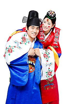 포토 JPG 스튜디오촬영 한국문화 한국전통 전통 여자 남자 행복 문화 신부 포즈 신랑 결혼 안기 모션 한국 실내 서기 미소 웃음 누끼 사람 동양인 상반신 20대 성인 두명 기쁨 한국인 전통의상 한복 즐거움 전통혼례 족두리 혼례복 청년만 성인만 국내포토 동양문화 감정 아시아 전통소품 표정 인종 이벤트 청년 내부 전통의례 파일형식