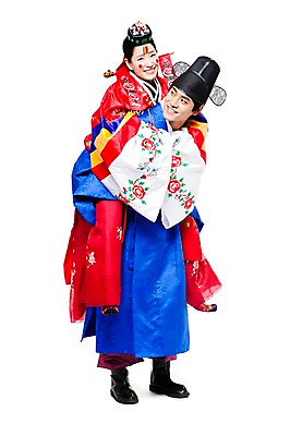 포토 JPG 스튜디오촬영 전신 한국문화 한국전통 전통 여자 남자 행복 문화 신부 포즈 신랑 결혼 모션 한국 실내 서기 미소 웃음 누끼 사람 동양인 20대 성인 두명 기쁨 한국인 전통의상 한복 즐거움 전통혼례 업기 족두리 혼례복 청년만 성인만 국내포토 동양문화 감정 아시아 전통소품 표정 인종 이벤트 청년 내부 전통의례 파일형식