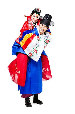 포토 JPG 스튜디오촬영 전신 한국문화 한국전통 전통 여자 남자 행복 문화 신부 포즈 신랑 결혼 모션 한국 실내 서기 미소 웃음 누끼 사람 동양인 20대 성인 두명 기쁨 한국인 전통의상 한복 즐거움 전통혼례 업기 족두리 혼례복 청년만 성인만 국내포토 동양문화 감정 아시아 전통소품 표정 인종 이벤트 청년 내부 전통의례 파일형식