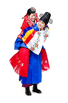 포토 JPG 스튜디오촬영 전신 한국문화 한국전통 전통 여자 남자 행복 문화 신부 포즈 신랑 결혼 모션 한국 실내 서기 미소 웃음 누끼 사람 동양인 20대 성인 두명 기쁨 한국인 전통의상 한복 즐거움 전통혼례 업기 족두리 혼례복 청년만 성인만 국내포토 동양문화 감정 아시아 전통소품 표정 인종 이벤트 청년 내부 전통의례 파일형식