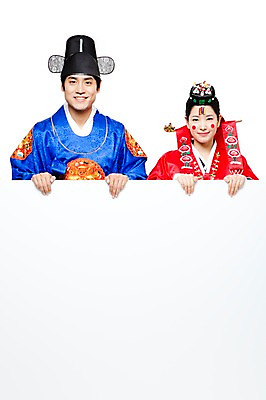 포토 JPG 스튜디오촬영 한국문화 한국전통 전통 여자 남자 행복 문화 신부 포즈 신랑 결혼 모션 안내 한국 알림판 실내 서기 미소 웃음 들기 누끼 사람 동양인 상반신 20대 성인 두명 기쁨 한국인 전통의상 한복 알림 즐거움 전통혼례 족두리 혼례복 청년만 성인만 국내포토 동양문화 감정 아시아 전통소품 표정 인종 이벤트 청년 내부 전통의례 파일형식