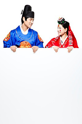 포토 JPG 스튜디오촬영 한국문화 한국전통 전통 여자 남자 행복 문화 신부 포즈 신랑 결혼 모션 안내 한국 알림판 실내 서기 미소 웃음 들기 누끼 사람 동양인 상반신 20대 성인 두명 마주보기 기쁨 한국인 전통의상 한복 알림 즐거움 전통혼례 족두리 혼례복 청년만 성인만 국내포토 동양문화 감정 아시아 전통소품 표정 인종 이벤트 청년 내부 전통의례 파일형식