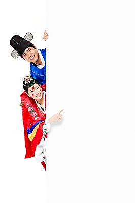 포토 JPG 스튜디오촬영 한국문화 한국전통 전통 여자 남자 행복 문화 신부 포즈 신랑 결혼 모션 안내 한국 알림판 실내 서기 미소 웃음 누끼 사람 동양인 손짓 상반신 20대 성인 두명 기쁨 한국인 가리킴 전통의상 한복 알림 즐거움 전통혼례 족두리 혼례복 청년만 성인만 국내포토 동양문화 감정 아시아 전통소품 표정 인종 이벤트 청년 내부 전통의례 파일형식