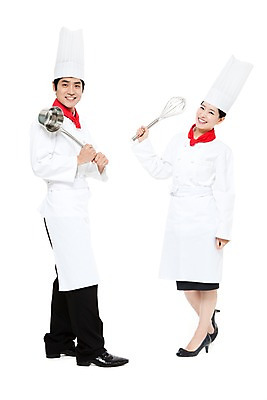 포토 JPG 스튜디오촬영 전신 직업 여자 남자 포즈 모션 주방용품 실내 요리사모자 요리 서기 미소 웃음 들기 누끼 사람 동양인 20대 성인 두명 주방장 요리사 앞치마 한국인 작업실 전문직 조리복 국자 거품기 청년만 성인만 국내포토 모자_잡화 생활용품 유니폼 표정 인종 청년 내부 파일형식