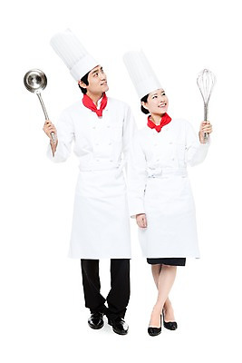 포토 JPG 스튜디오촬영 전신 직업 응시 여자 남자 포즈 모션 주방용품 실내 요리사모자 요리 서기 미소 웃음 들기 누끼 사람 동양인 20대 성인 두명 주방장 요리사 앞치마 한국인 작업실 전문직 조리복 국자 거품기 청년만 성인만 국내포토 모자_잡화 시선 생활용품 유니폼 표정 인종 청년 내부 파일형식