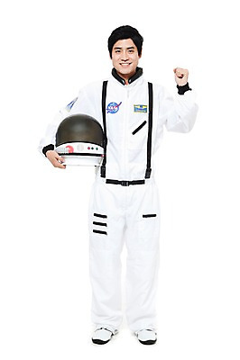 포토 JPG 스튜디오촬영 전신 직업 남자 포즈 모션 실내 한명 서기 미소 웃음 들기 누끼 사람 동양인 손짓 20대 성인 파이팅 한국인 우주비행사 작업실 전문직 헬멧 우주복 남자만 남자한명만 성인남자만 청년만 청년남자만 청년남자한명만 성인한명만 성인남자한명만 성인만 국내포토 1 옷 표정 인종 청년 내부 우주 보호장비 파일형식