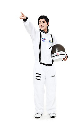 포토 JPG 스튜디오촬영 전신 직업 응시 남자 포즈 모션 실내 한명 서기 미소 웃음 들기 누끼 사람 동양인 손짓 20대 성인 한국인 우주비행사 가리킴 작업실 전문직 헬멧 우주복 남자만 남자한명만 성인남자만 청년만 청년남자만 청년남자한명만 성인한명만 성인남자한명만 성인만 국내포토 1 시선 옷 표정 인종 청년 내부 우주 보호장비 파일형식