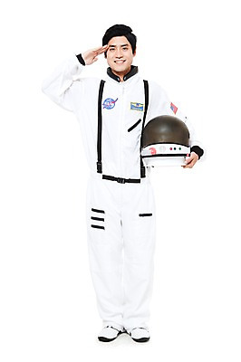 포토 JPG 스튜디오촬영 전신 직업 남자 포즈 모션 실내 한명 서기 미소 웃음 들기 누끼 사람 동양인 20대 성인 한국인 우주비행사 인사 작업실 전문직 헬멧 우주복 경례 남자만 남자한명만 성인남자만 청년만 청년남자만 청년남자한명만 성인한명만 성인남자한명만 성인만 국내포토 1 옷 표정 인종 청년 내부 우주 예절 보호장비 파일형식