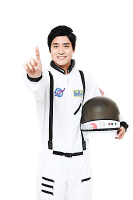 포토 JPG 스튜디오촬영 직업 남자 포즈 모션 실내 한명 서기 미소 웃음 들기 누끼 사람 동양인 상반신 20대 성인 한국인 우주비행사 작업실 전문직 헬멧 우주복 남자만 남자한명만 성인남자만 청년만 청년남자만 청년남자한명만 성인한명만 성인남자한명만 성인만 국내포토 1 옷 표정 인종 청년 내부 우주 보호장비 파일형식