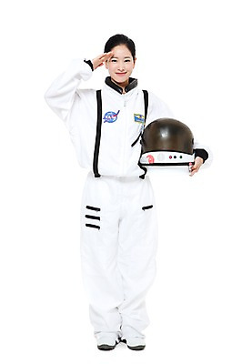 포토 JPG 스튜디오촬영 전신 직업 여자 포즈 모션 실내 한명 서기 미소 웃음 들기 누끼 사람 동양인 20대 성인 한국인 우주비행사 인사 작업실 전문직 헬멧 우주복 경례 여자만 여자한명만 성인여자만 청년만 청년여자만 성인한명만 청년여자한명만 성인여자한명만 성인만 국내포토 1 옷 표정 인종 청년 내부 우주 예절 보호장비 파일형식