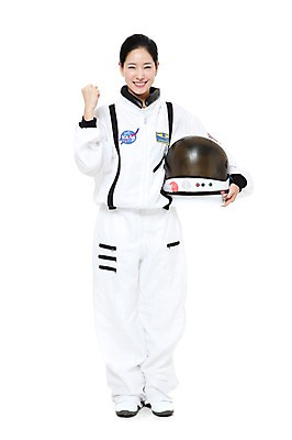 포토 JPG 스튜디오촬영 전신 직업 여자 포즈 모션 실내 한명 서기 미소 웃음 들기 누끼 사람 동양인 손짓 20대 성인 파이팅 한국인 우주비행사 작업실 전문직 헬멧 우주복 여자만 여자한명만 성인여자만 청년만 청년여자만 성인한명만 청년여자한명만 성인여자한명만 성인만 국내포토 1 옷 표정 인종 청년 내부 우주 보호장비 파일형식